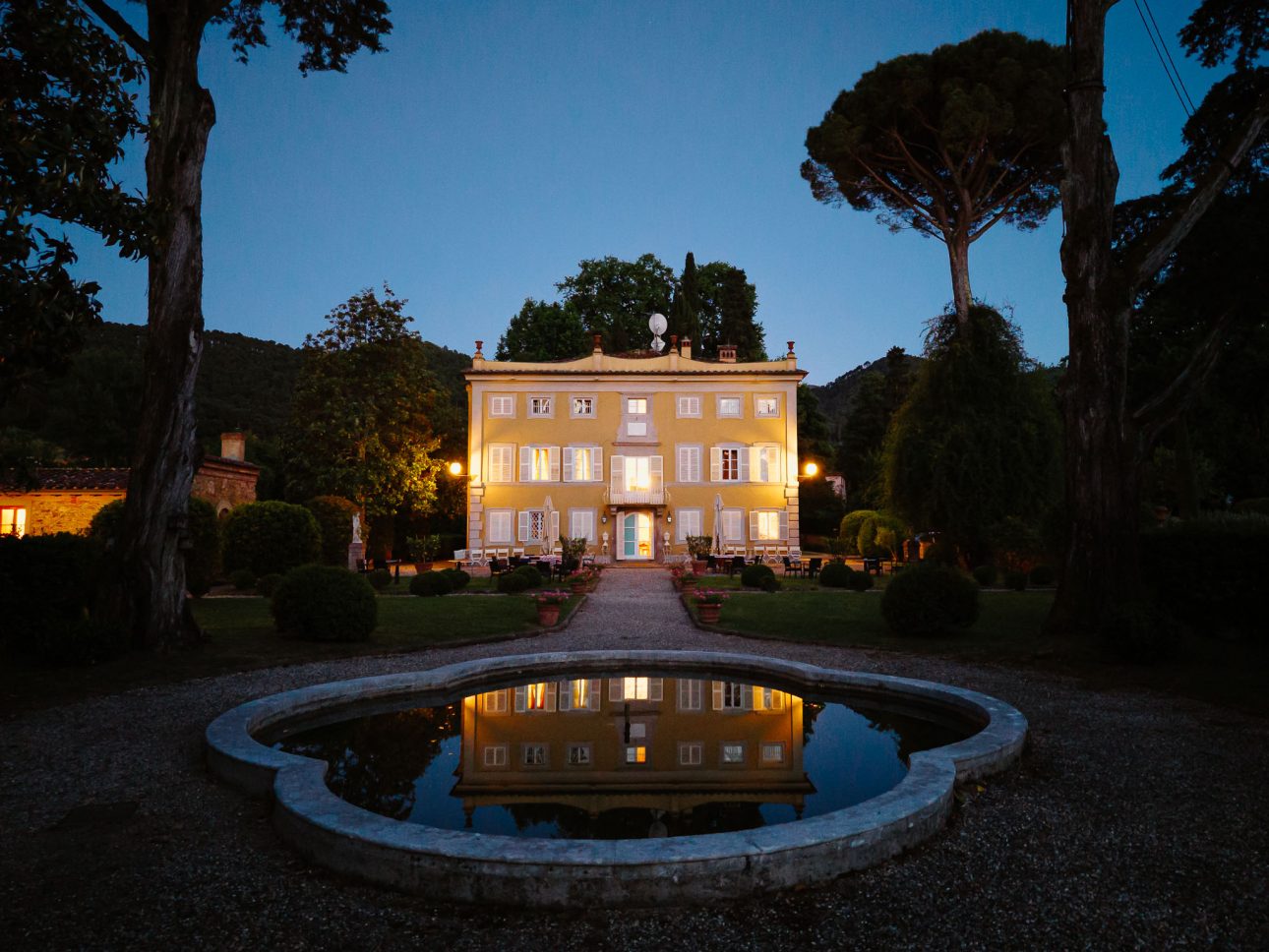 Romantic evening light at Villa Lenka Tuscany wedding