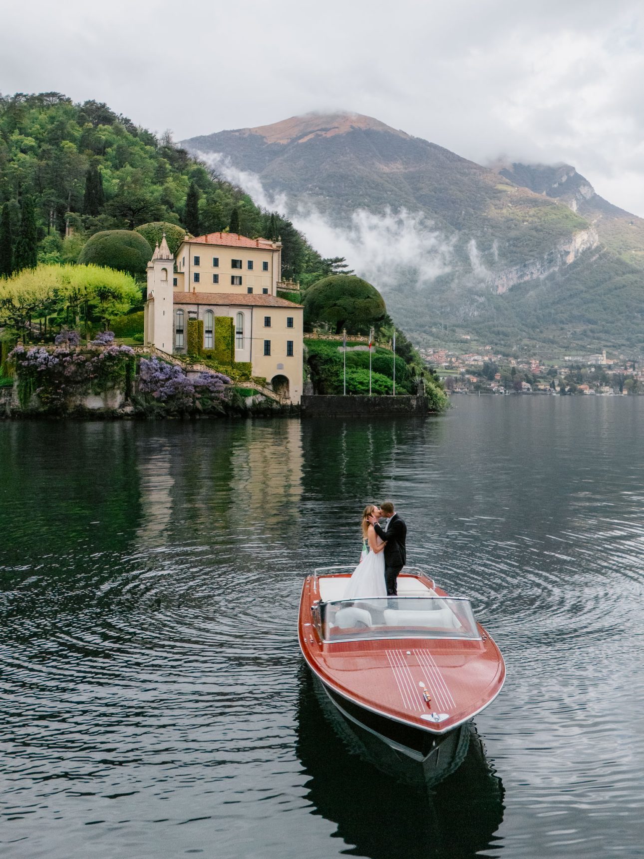 lake como boat wedding photography